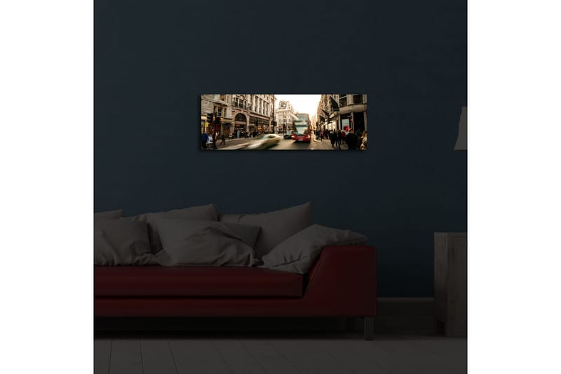 Lerretsbilde med LED-belysning 30x90 cm - Livlig bybilde med bevegelse og mennesker på en gate - Rød / Beige / Grønn - Interiør - Maleri & posters - Lerretsbilder