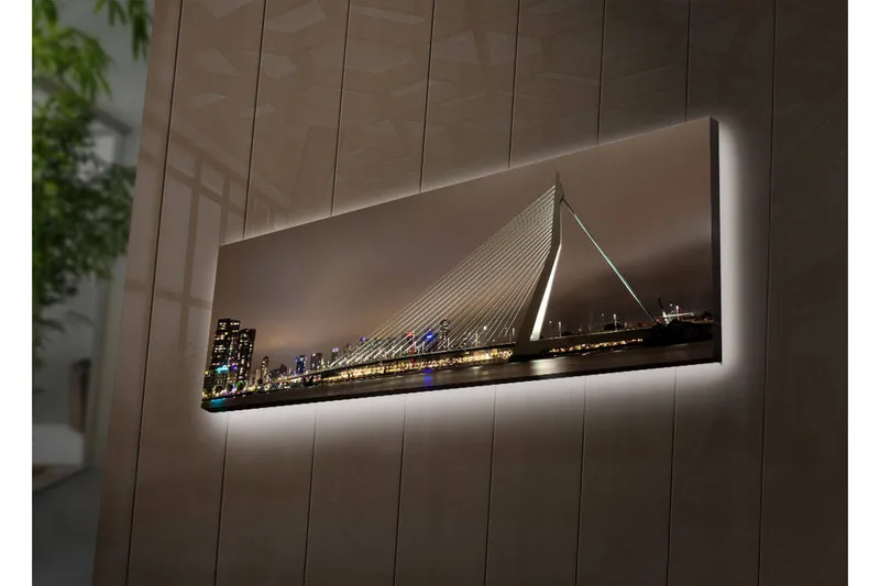 Lerretsbilde med LED-belysning 30x90 cm - Moderne brokonstruksjon med byens skyline i bakgrunnen, Mørk blå / Grå / Hvit