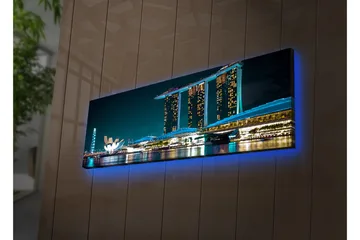 Lerretsbilde med LED-belysning 30x90 cm - Moderne bybilde med futuristiske bygninger ved vannoverflaten - Mørk blå / Lys blå / Hvit - Interiør - Maleri & posters - Lerretsbilder