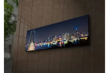 Lerretsbilde med LED-belysning 30x90 cm - Nattlig bybilde med bro og silhuetter av skyskrapere - Mørk blå / Lys grønn / Hvit - Interiør - Maleri & posters - Lerretsbilder