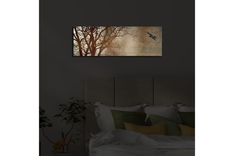 Lerretsbilde med LED-belysning 30x90 cm - Silhuett av et tre med en fugl i flukt mot en mykt tonet bakgrunn - Mørk brun / Beige / Svart - Interiør - Maleri & posters - Lerretsbilder