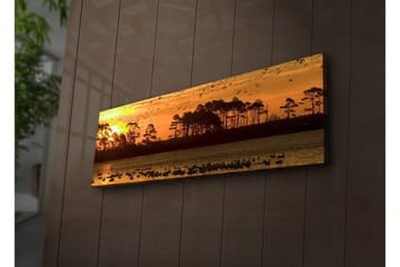 Lerretsbilde med LED-belysning 30x90 cm - Solnedgang over en innsjø med silhuetter av trær og fugler i flukt - Oransje / Svart / Gul - Interiør - Maleri & posters - Lerretsbilder