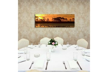 Lerretsbilde med LED-belysning 30x90 cm - Solnedgang over en innsjø med silhuetter av trær og fugler i flukt - Oransje / Svart / Gul - Interiør - Maleri & posters - Lerretsbilder