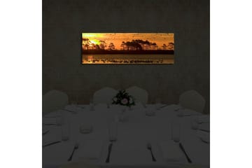 Lerretsbilde med LED-belysning 30x90 cm - Solnedgang over en innsjø med silhuetter av trær og fugler i flukt - Oransje / Svart / Gul - Interiør - Maleri & posters - Lerretsbilder