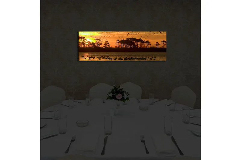 Lerretsbilde med LED-belysning 30x90 cm - Solnedgang over en innsjø med silhuetter av trær og fugler i flukt - Oransje / Svart / Gul - Interiør - Maleri & posters - Lerretsbilder