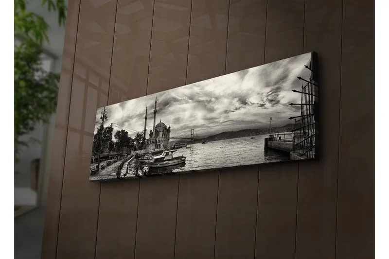 Lerretsbilde med LED-belysning 30x90 cm - Svart-hvitt panoramautsikt over en havn med en moské og båter - Svart / Hvit / Grå - Interiør - Maleri & posters - Lerretsbilder