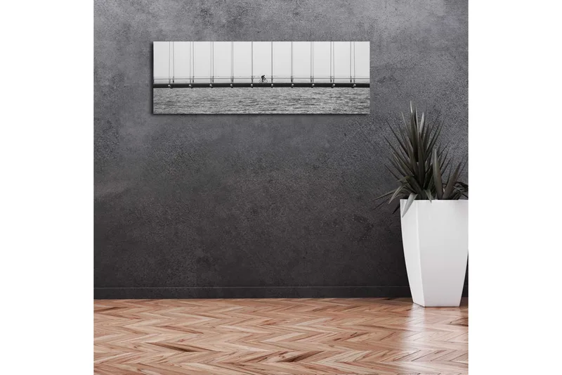 Lerretsbilde med LED-belysning 30x90 cm - Syklist på en bro over vann - Svart / Hvit / Grå - Interiør - Maleri & posters - Lerretsbilder