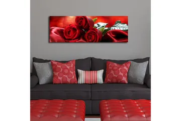 Lerretsbilde med LED-belysning 30x90 cm - Tre røde roser på en myk, rød satengbakgrunn - Rød / Grønn - Interiør - Maleri & posters - Lerretsbilder