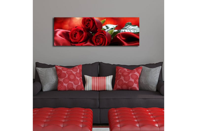 Lerretsbilde med LED-belysning 30x90 cm - Tre røde roser på en myk, rød satengbakgrunn - Rød / Grønn - Interiør - Maleri & posters - Lerretsbilder