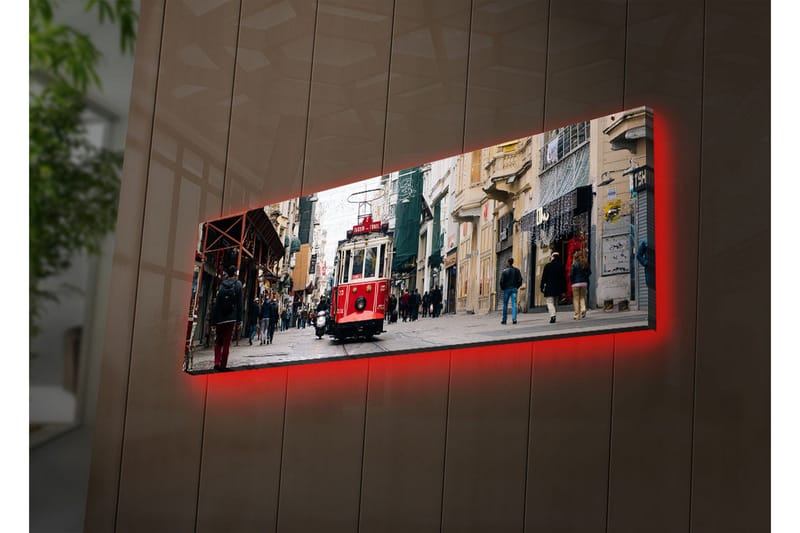 Lerretsbilde med LED-belysning 30x90 cm - Trikk som beveger seg gjennom en travel bygate - Rød / Grå / Beige - Interiør - Maleri & posters - Lerretsbilder