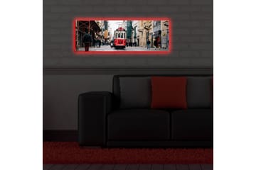 Lerretsbilde med LED-belysning 30x90 cm - Trikk som beveger seg gjennom en travel bygate - Rød / Grå / Beige - Interiør - Maleri & posters - Lerretsbilder