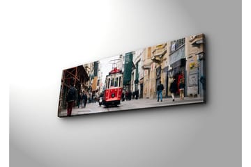 Lerretsbilde med LED-belysning 30x90 cm - Trikk som beveger seg gjennom en travel bygate - Rød / Grå / Beige - Interiør - Maleri & posters - Lerretsbilder