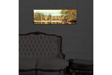 Lerretsbilde med LED-belysning 30x90 cm - Vakkert landskap med en speilblank innsjø omgitt av trær - Grønn / Brun / Blå - Interiør - Maleri & posters - Lerretsbilder