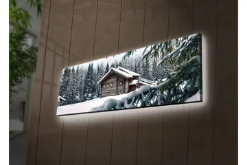 Lerretsbilde med LED-belysning 30x90 cm - Vinterlandskap med hytte omgitt av snø og grantrær - Hvit / Grønn / Brun - Interiør - Maleri & posters - Lerretsbilder