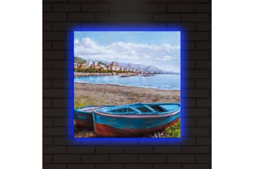 Lerretsbilde med LED-belysning 40x40 cm - Båt ved kysten med vakker havutsikt - Blå / Grønn / Brun - Interiør - Maleri & posters - Lerretsbilder