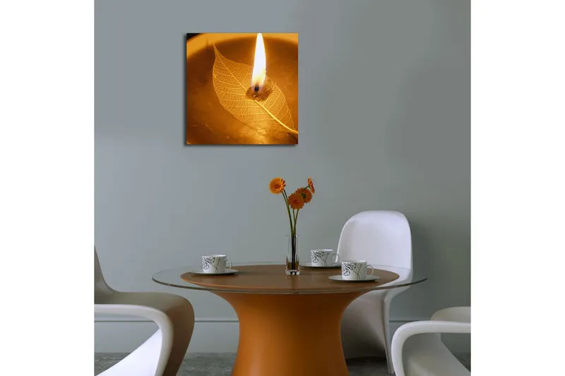 Lerretsbilde med LED-belysning 40x40 cm - Brennende stearinlys over et blad i en bolle - Gull / Brun / Beige - Interiør - Maleri & posters - Lerretsbilder