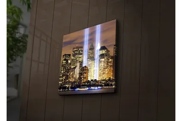 Lerretsbilde med LED-belysning 40x40 cm - Bylandskap med lysstråler som symboliserer minnet om tapte liv - Gull / Blå / Svart - Interiør - Maleri & posters - Lerretsbilder