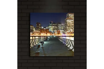 Lerretsbilde med LED-belysning 40x40 cm - Bysilhuett om natten med lysrefleksjoner i vannet - Mørk blå / Grå / Oransje - Interiør - Maleri & posters - Lerretsbilder