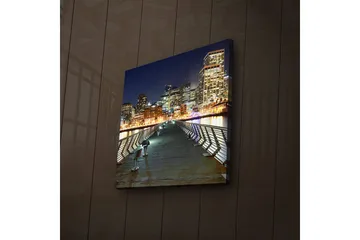 Lerretsbilde med LED-belysning 40x40 cm - Bysilhuett om natten med lysrefleksjoner i vannet - Mørk blå / Grå / Oransje - Interiør - Maleri & posters - Lerretsbilder