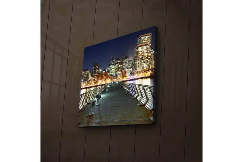 Lerretsbilde med LED-belysning 40x40 cm - Bysilhuett om natten med lysrefleksjoner i vannet - Mørk blå / Grå / Oransje - Interiør - Maleri & posters - Lerretsbilder