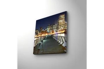 Lerretsbilde med LED-belysning 40x40 cm - Bysilhuett om natten med lysrefleksjoner i vannet - Mørk blå / Grå / Oransje - Interiør - Maleri & posters - Lerretsbilder