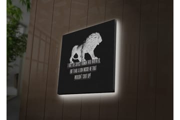 Lerretsbilde med LED-belysning 40x40 cm - Hvit løvefigur mot svart bakgrunn med inspirerende tekst - Hvit / Svart - Interiør - Maleri & posters - Lerretsbilder