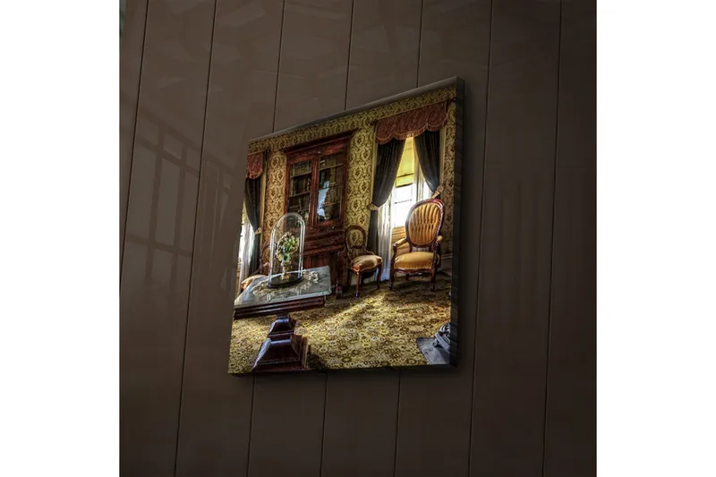 Lerretsbilde med LED-belysning 40x40 cm - Innbydende interiør med antikke møbler og blomster under glassmontre - Gull / Brun / Grønn - Interiør - Maleri & posters - Lerretsbilder