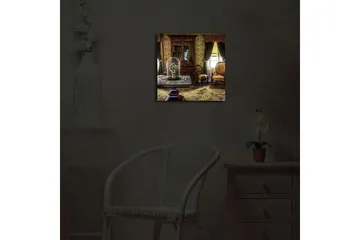 Lerretsbilde med LED-belysning 40x40 cm - Innbydende interiør med antikke møbler og blomster under glassmontre - Gull / Brun / Grønn - Interiør - Maleri & posters - Lerretsbilder