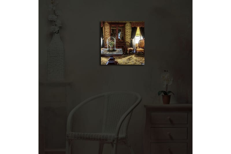 Lerretsbilde med LED-belysning 40x40 cm - Innbydende interiør med antikke møbler og blomster under glassmontre - Gull / Brun / Grønn - Interiør - Maleri & posters - Lerretsbilder