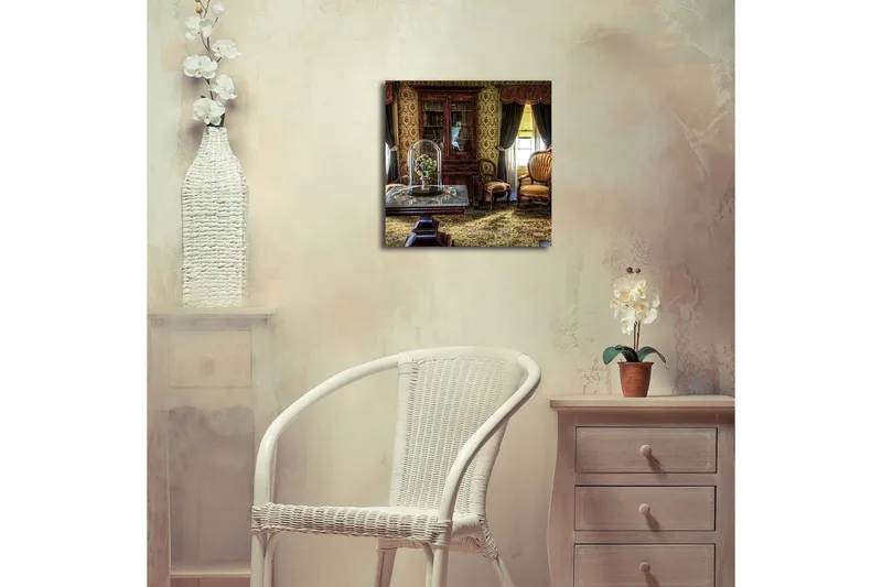 Lerretsbilde med LED-belysning 40x40 cm - Innbydende interiør med antikke møbler og blomster under glassmontre - Gull / Brun / Grønn - Interiør - Maleri & posters - Lerretsbilder