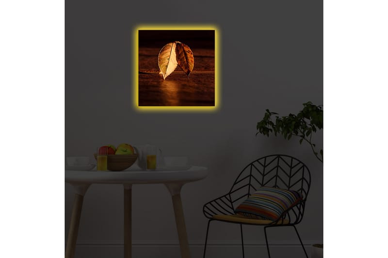 Lerretsbilde med LED-belysning 40x40 cm - To overlappende høstblader på en treflate - Gull / Brun / Grønn - Interiør - Maleri & posters - Lerretsbilder
