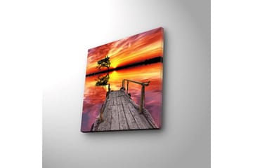 Lerretsbilde med LED-belysning 40x40 cm - Vakker solnedgang over en speilblank innsjø med en trebrygge og en ensom tretopp - Oransje / Rosa / Grønn - Interiør - Maleri & posters - Lerretsbilder