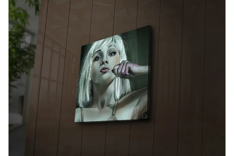 Lerretsbilde med LED-belysning 40x40 cm - Portrett av en kvinne med blondt hår og en selvsikker positur - Lys grå / Rosa / Mørk grønn - Interiør - Maleri & posters - Lerretsbilder