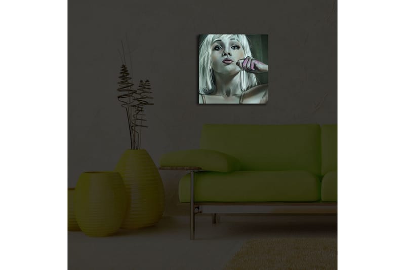 Lerretsbilde med LED-belysning 40x40 cm - Portrett av en kvinne med blondt hår og en selvsikker positur - Lys grå / Rosa / Mørk grønn - Interiør - Maleri & posters - Lerretsbilder