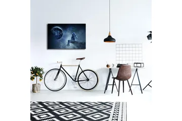 Lerretsbilde med LED-belysning 45x70 cm - Astronaut sitter på en stein og ser ut på jorden i rommet - Mørk blå / Grå / Hvit - Interiør - Maleri & posters - Lerretsbilder
