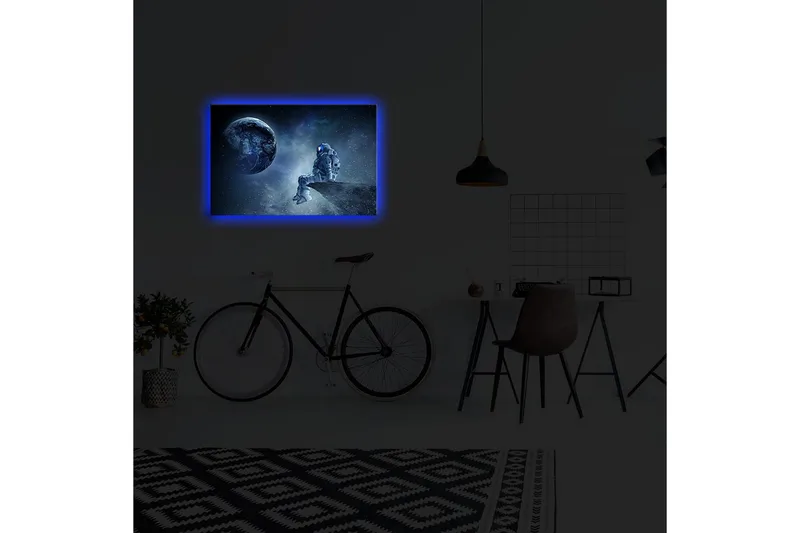 Lerretsbilde med LED-belysning 45x70 cm - Astronaut sitter på en stein og ser ut på jorden i rommet - Mørk blå / Grå / Hvit - Interiør - Maleri & posters - Lerretsbilder
