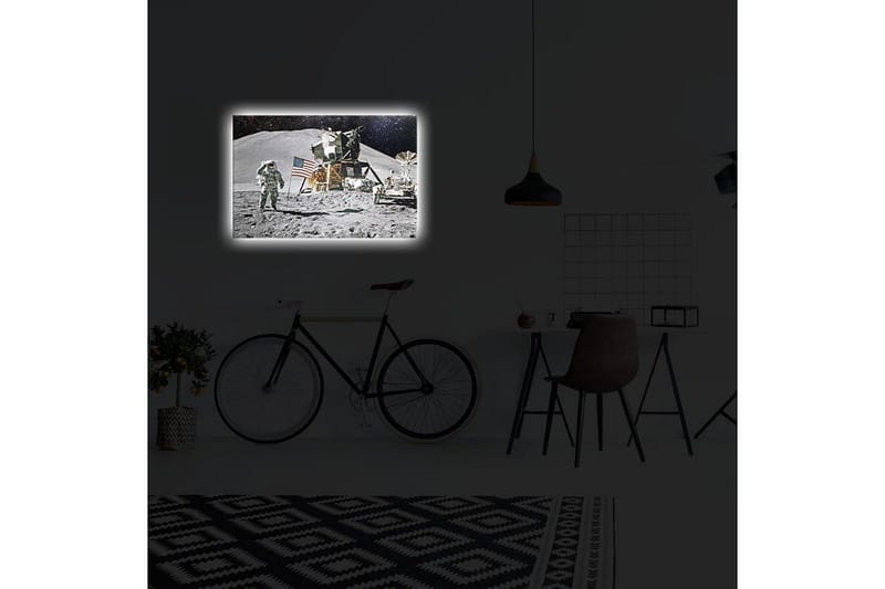 Lerretsbilde med LED-belysning 45x70 cm - Astronaut på måneoverflaten med månelander og amerikansk flagg - Grå / Svart / Gull - Interiør - Maleri & posters - Lerretsbilder