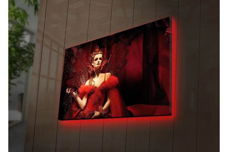 Lerretsbilde med LED-belysning 45x70 cm - Dramatisk portrett av en kvinne i en rød kjole med fjær og glitrende detaljer - Rød / Svart - Interiør - Maleri & posters - Lerretsbilder