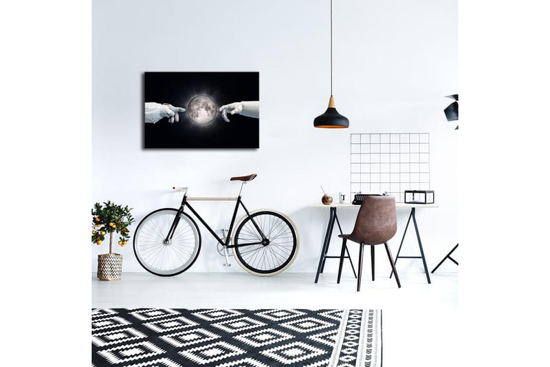 Lerretsbilde med LED-belysning 45x70 cm - Futuristisk tolkning av Michelangelos skapelse med hender som rekker mot månen - Svart / Hvit / Grå - Interiør - Maleri & posters - Lerretsbilder