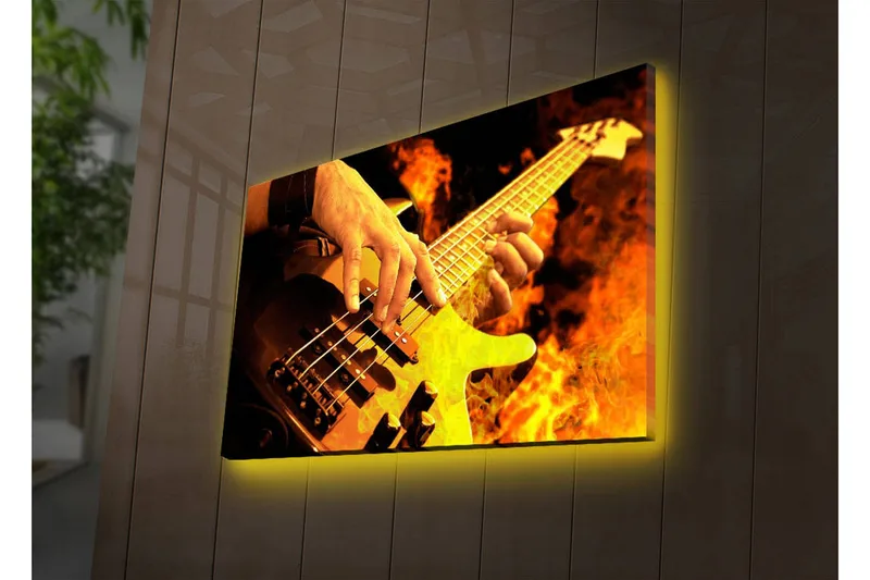 Lerretsbilde med LED-belysning 45x70 cm - Gitarist spiller elektrisk bass omgitt av flammende flammer - Oransje / Svart / Gul - Interiør - Maleri & posters - Lerretsbilder