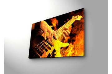 Lerretsbilde med LED-belysning 45x70 cm - Gitarist spiller elektrisk bass omgitt av flammende flammer - Oransje / Svart / Gul - Interiør - Maleri & posters - Lerretsbilder