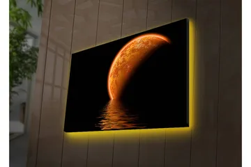 Lerretsbilde med LED-belysning 45x70 cm - Glødende planet reflektert i en mørk vannoverflate - Oransje / Svart - Interiør - Maleri & posters - Lerretsbilder