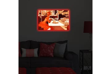 Lerretsbilde med LED-belysning 45x70 cm - Kvinne i rød kjole sitter ved et kafébord - Rød / Beige / Brun - Interiør - Maleri & posters - Lerretsbilder