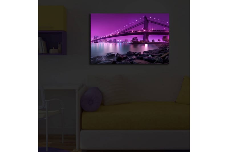 Lerretsbilde med LED-belysning 45x70 cm - Lys lilla bro som spenner over en rolig vannoverflate - Lys lilla / Mørkegrå / Svart - Interiør - Maleri & posters - Lerretsbilder