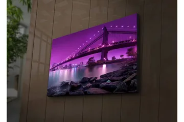 Lerretsbilde med LED-belysning 45x70 cm - Lys lilla bro som spenner over en rolig vannoverflate - Lys lilla / Mørkegrå / Svart - Interiør - Maleri & posters - Lerretsbilder