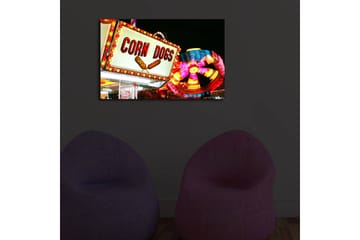 Lerretsbilde med LED-belysning 45x70 cm - Lyst og fargerikt skilt med teksten CORN DOGS og en snurrende karusell i bakgrunnen - Rød / Gul / Blå - Interiør - Maleri & posters - Lerretsbilder