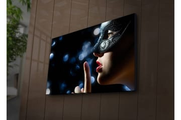 Lerretsbilde med LED-belysning 45x70 cm - Mystisk kvinne med maske som lager en stillhetsgest - Svart / Hudtone / Rød - Interiør - Maleri & posters - Lerretsbilder