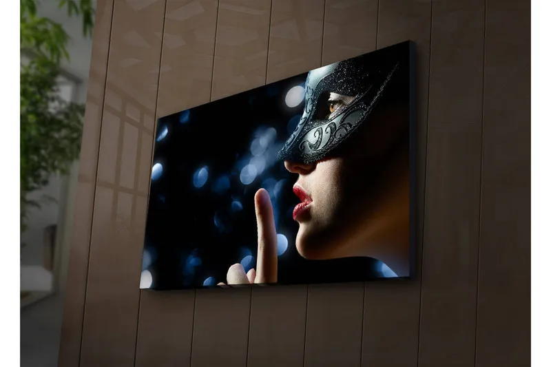 Lerretsbilde med LED-belysning 45x70 cm - Mystisk kvinne med maske som lager en stillhetsgest - Svart / Hudtone / Rød - Interiør - Maleri & posters - Lerretsbilder