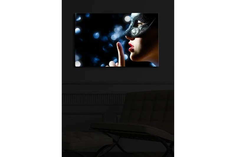 Lerretsbilde med LED-belysning 45x70 cm - Mystisk kvinne med maske som lager en stillhetsgest - Svart / Hudtone / Rød - Interiør - Maleri & posters - Lerretsbilder