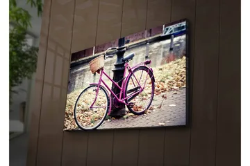 Lerretsbilde med LED-belysning 45x70 cm - Rosa sykkel med kurv ved en gatelykt - Rosa / Brun / Grå - Interiør - Maleri & posters - Lerretsbilder